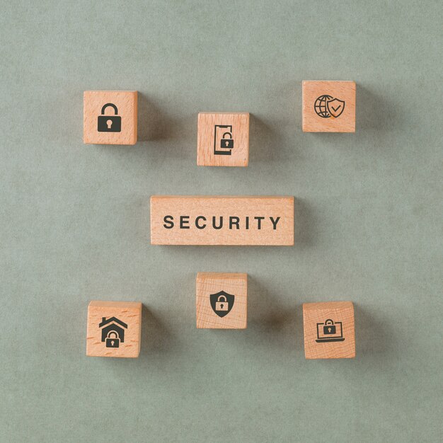 アイコンと木製のブロックのセキュリティの概念。