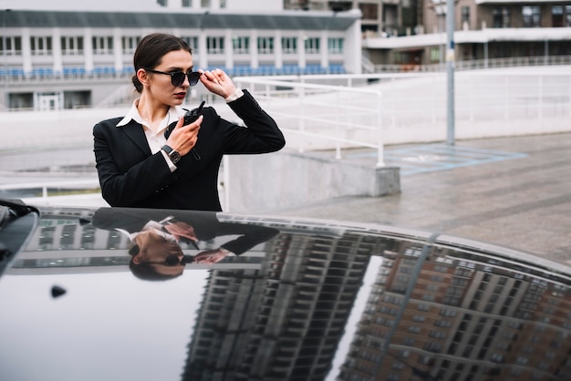 Foto gratuita area di monitoraggio della donna della sicurezza