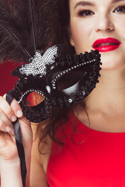 Foto gratuita donna seducente con maschera nera