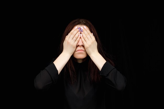 怖がっている暗い肌の女性の垂直ショットは 顔を隠し 何かを恐れ 上向きに焦点を合わせ 恐怖症を見て カジュアルな服を着て 青い壁にポーズをとって あなたの昇進のための空きスペース 無料の写真 怖がっている暗い肌の女性の垂直ショットは 顔を隠し 何かを恐れ 上向きに焦点を合わせ 恐怖症を見て カジュアルな服を着て 青い壁にポーズをとって あなたの昇進のための空きスペース 無料の写真