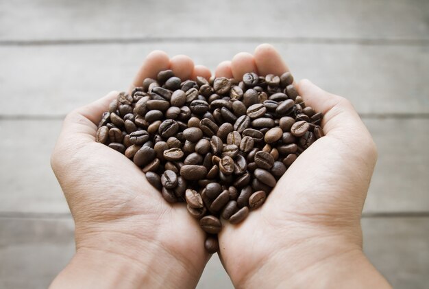 Концепция семян кофе в зернах сердце