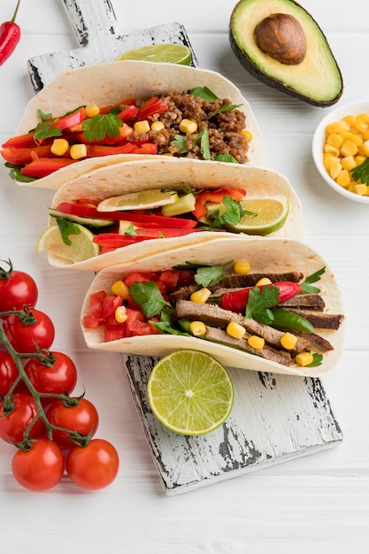 Выбор вкусной мексиканской еды с мясом и овощами