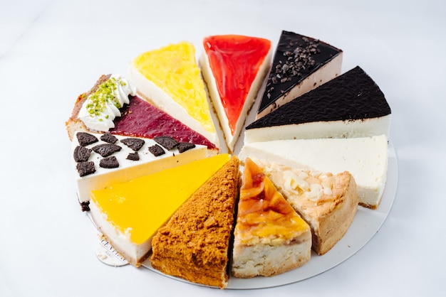 выбор различных десертов на тарелке