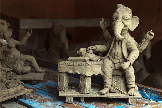 Избирательный крупный план статуи индийского божества