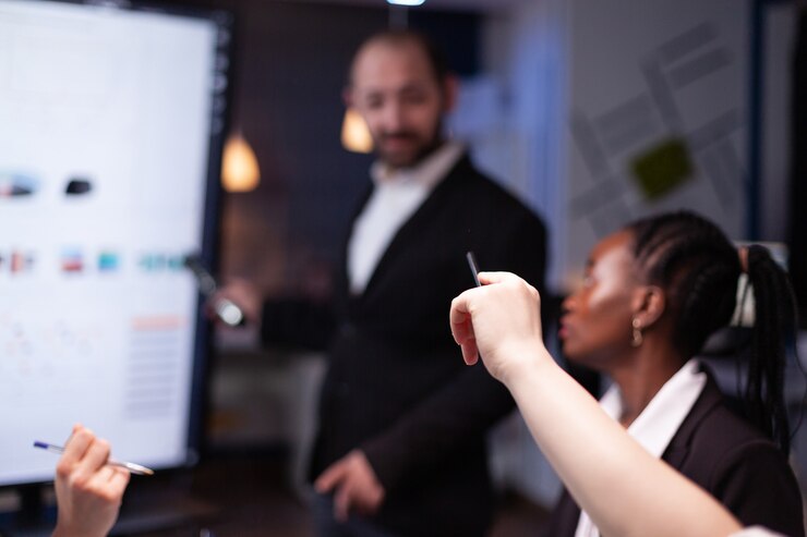 Free Photo selective focus of businesswoman asking question during branstorming