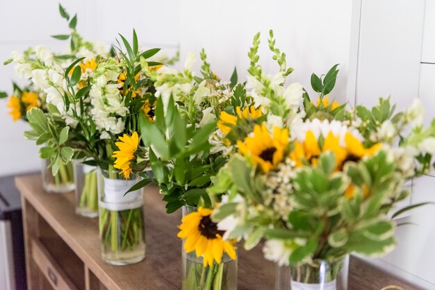 プレザントユニオンファームの花瓶の花の選択的な焦点のクローズアップ