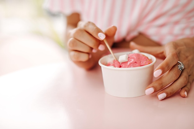 マシュマロとアイスクリームを食べる女の子の選択的な焦点デザートと女性のトリミングされたビュー