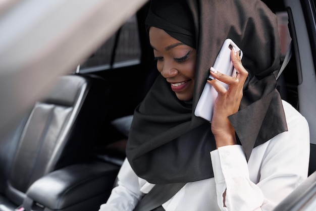 차에 앉아 히잡을 쓴 이슬람 소녀의 선택적 초점