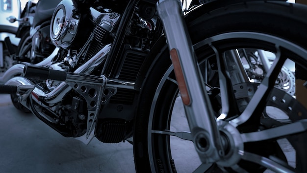 오토바이 프레임 근접 촬영 오토바이 배기 파이프 엔진 가드 및 발 받침대에 선택적 초점