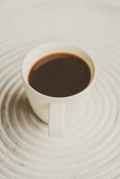 화이트 컵에 블랙 커피에 선택적 초점 포인트