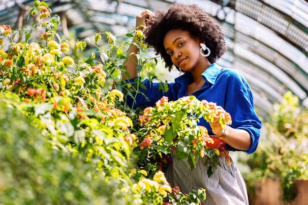 Селективный фокус афроамериканской женщины в саду