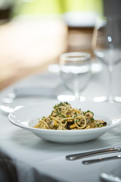 Foto gratuita colpo di messa a fuoco selettiva di una pasta appetitosa con gamberetti, funghi e verdure