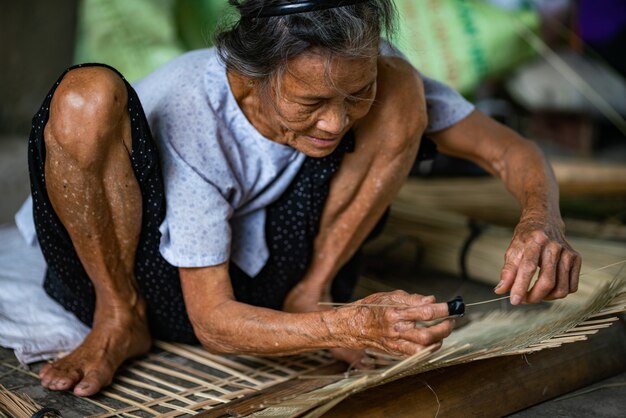바쁜 사람의 선택적 초점 샷이 베트남 하노이에서 일에 집중