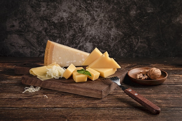 Free photo selective focus shot of a delicious cheese platter on the table with walnuts on it