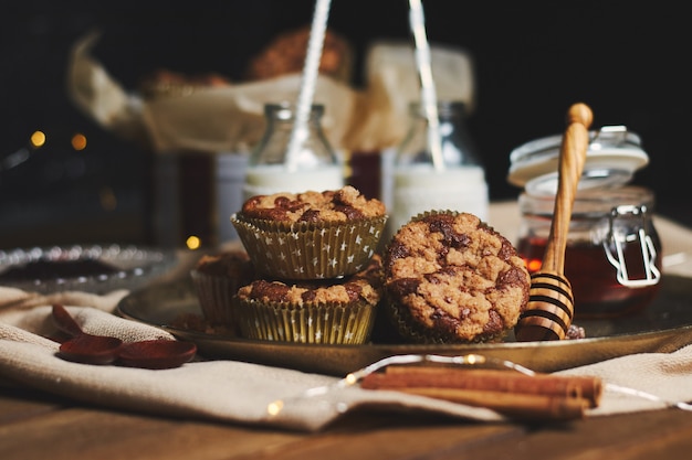Селективный снимок вкусных кексов с рождественским печеньем на тарелке с медом и молоком