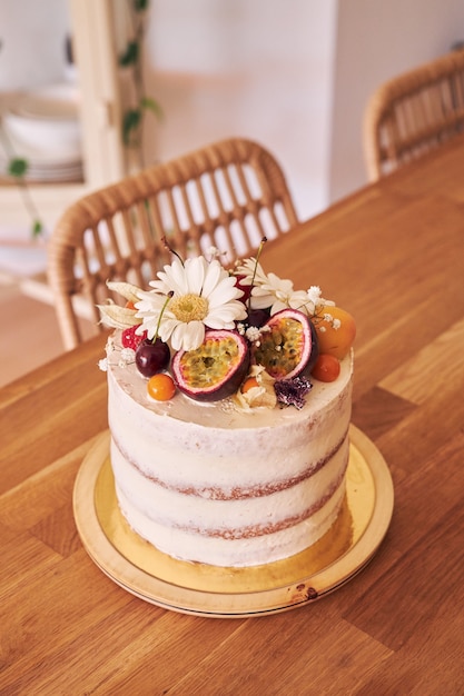 Foto gratuita messa a fuoco selettiva della deliziosa torta decorativa su un tavolo marrone