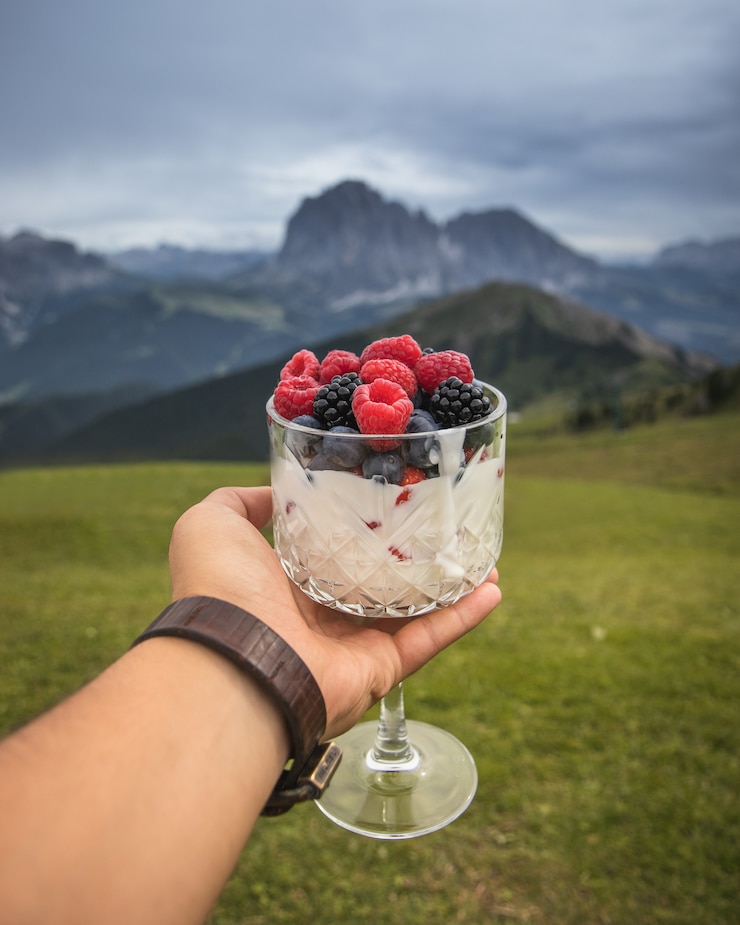 Free Photo selective focus shot of delicious fresh berries with milk with a blurred background