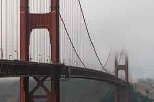 Foto gratuita colpo di messa a fuoco selettiva del golden gate bridge coperto di nebbia a san francisco, california, usa