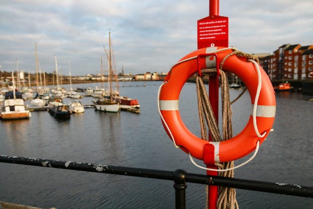 Снимок с выборочной фокусировкой кольца спасательного круга на парусной лодке