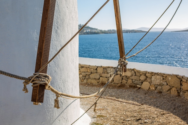 Селективный фокус выстрел из нижней части башни в океане в Миконос, Греция