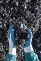 Foto gratuita messa a fuoco selettiva di una persona che indossa guanti con pneumatici in gomma sminuzzati
