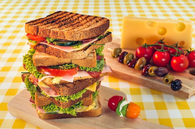 Free photo selective focus shot of sandwiches and vegetables