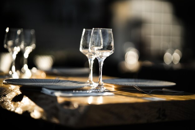 와인잔과 접시가 있는 테이블 설정의 선택적 초점 샷