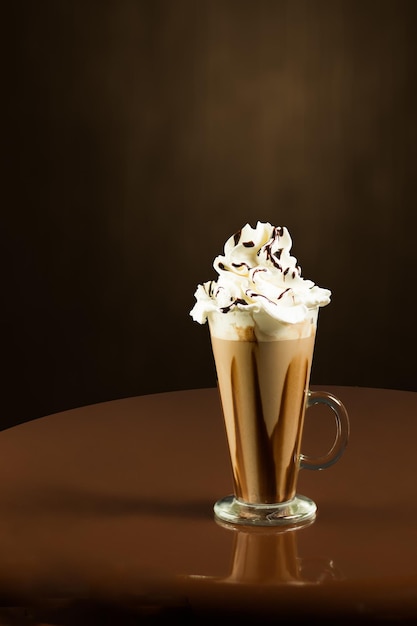 Foto gratuita messa a fuoco selettiva di un gustoso milkshake al cioccolato