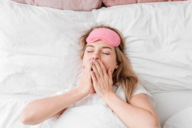 Foto gratuita donna di sonno di bellezza di auto cura che sbadiglia