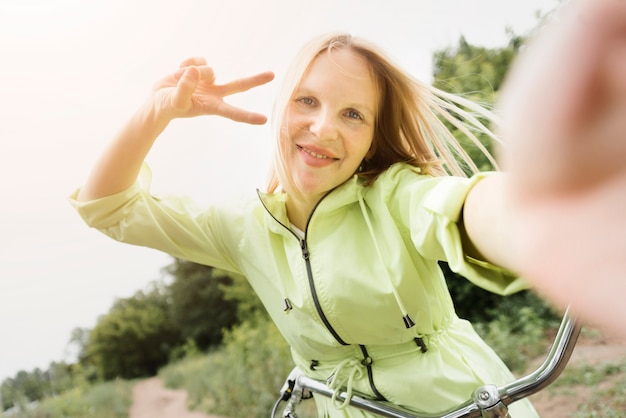 Foto gratuita selfie di una donna felice in bicicletta