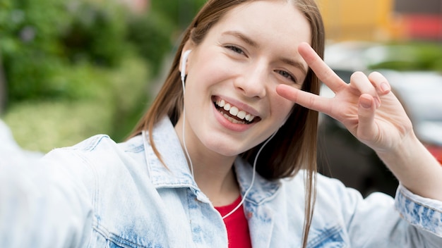 Foto gratuita selfie di una donna felice