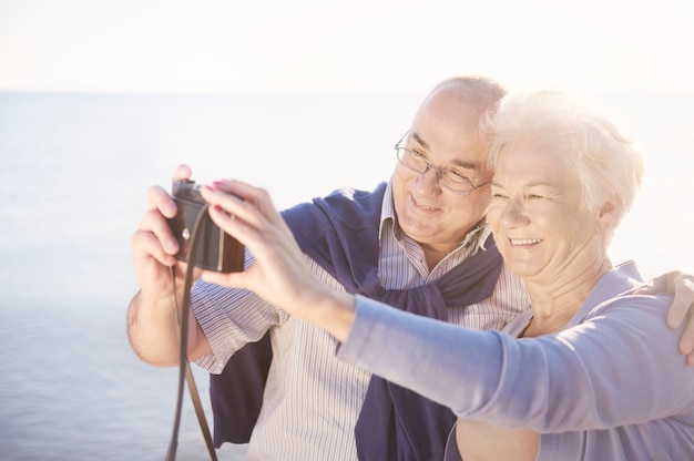 Foto gratuita selfie scattato con una fotocamera retrò