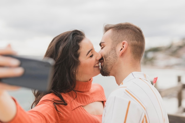 Free photo selfie with couple kissing