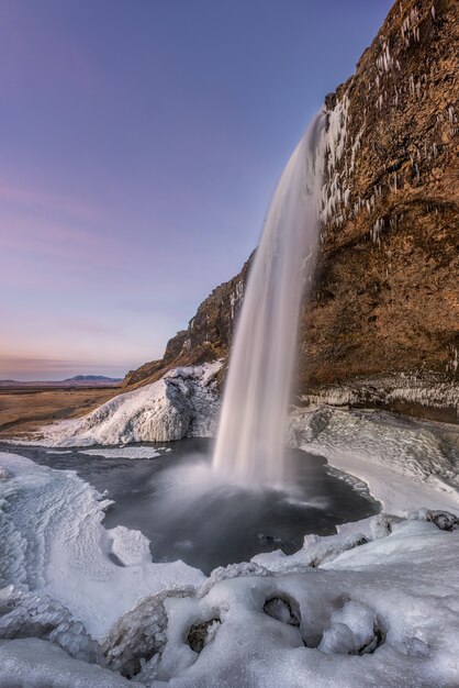 아이슬란드의 셀야 란 즈 포스 동굴