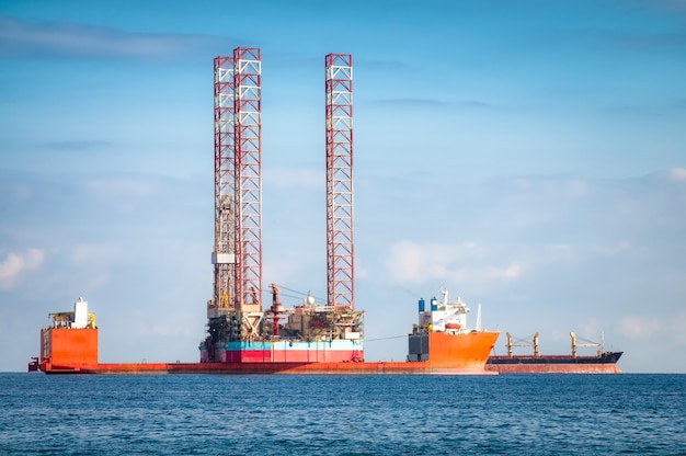 Free photo semi-submersible oil rig vessel