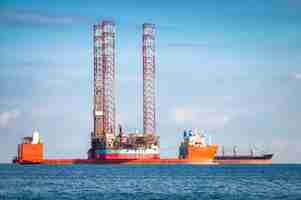 Free photo semi-submersible oil rig vessel