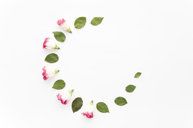 Free photo semicircle from rose heads and leaves