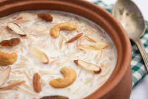 Бесплатное фото semiya payasam или shewai, sewai khir или seviyan kheer - индийская сладость, приготовленная из вермишели, молока, топленого масла, сахара или джаггери, изюма и орехов.