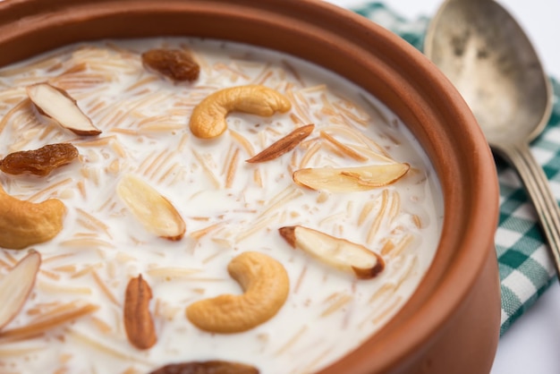 Foto gratuita semiya payasam o shewai o sewai khir o seviyan kheer è un dolce indiano fatto con vermicelli, latte, burro chiarificato, zucchero o jaggery, uvetta e noci