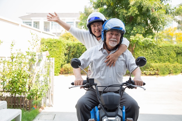 수석 아시아 몇 타고 오토바이, 행복 활성 노년 및 라이프 스타일 개념 프리미엄 사진
