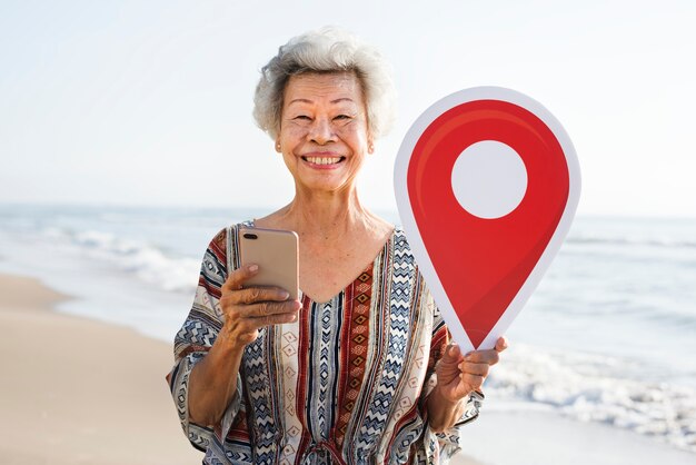 Старший азиатских женщин, проверка на пляже