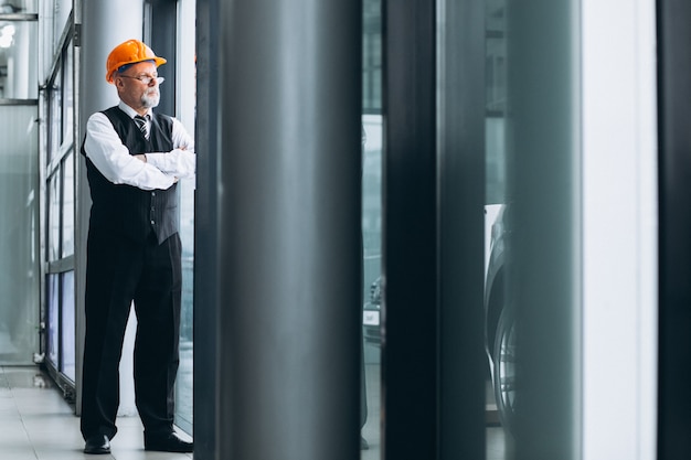 Free photo senior businessman architect in a hard hat