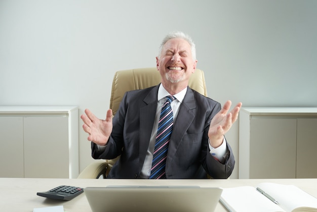 Foto gratuita uomo d'affari maggiore con il sorriso toothy