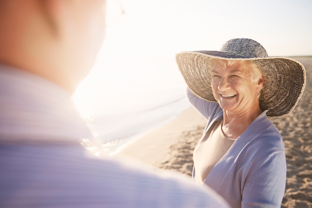 Foto gratuita coppia senior in spiaggia, il pensionamento e il concetto di vacanze estive