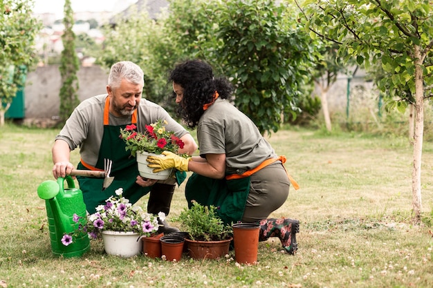 花を気遣う年配のカップル