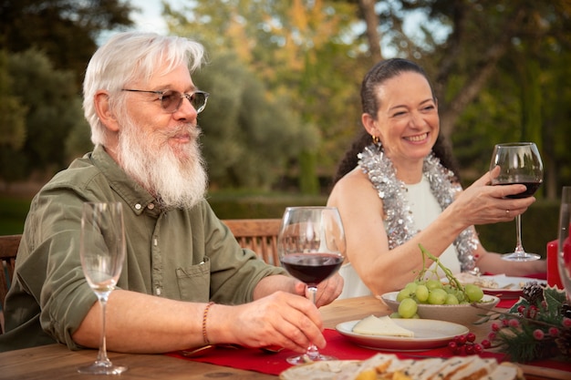 Free photo senior couple celebrating christmas on the southern hemisphere