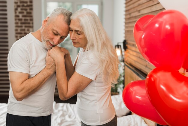 年配のカップルが自宅でバレンタインの日を祝う