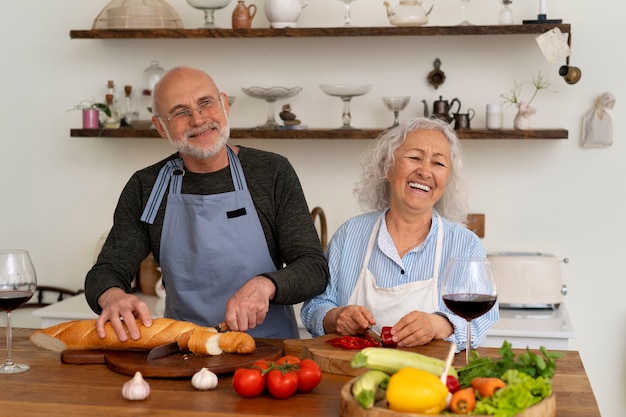 Free photo senior couple cooking together in the kitchen