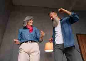 Foto gratuita coppia senior ballare a casa