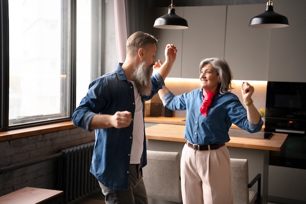 Foto gratuita coppia senior ballare a casa